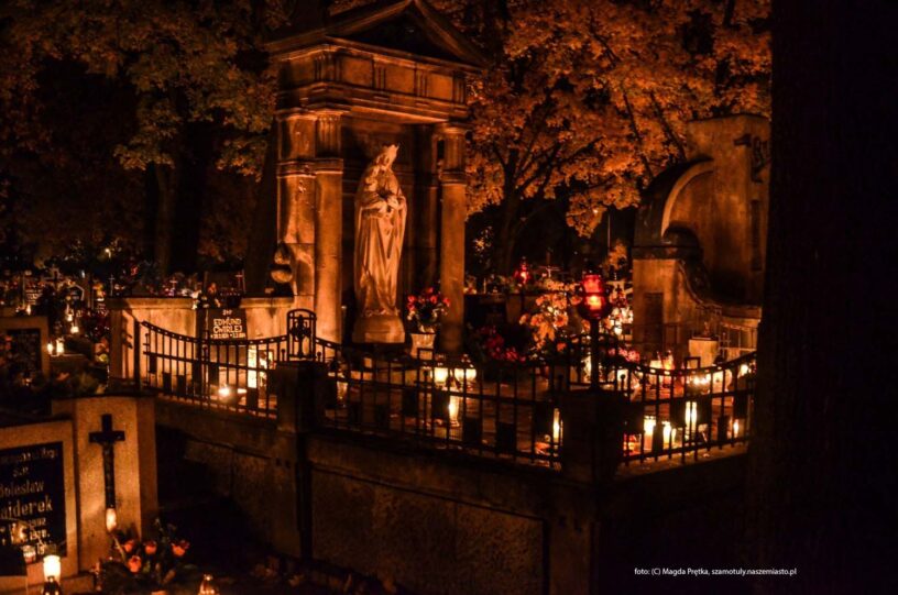 Rozświetlony cmentarz w Szamotułach